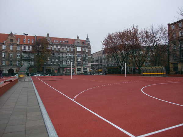 Zagospodarowanie terenu kwartału śródmiejskiego al. Piastów, Jagiellońska, - etap I: budowa boiska sportowego na terenie Szkoły podstawowej nr 1 przy al. Piastów 6 w Szczecinie Zagospodarowanie terenu kwartału śródmiejskiego al. Piastów, Jagiellońska, - etap I: budowa boiska sportowego na terenie Szkoły podstawowej nr 1 przy al. Piastów 6 w Szczecinie